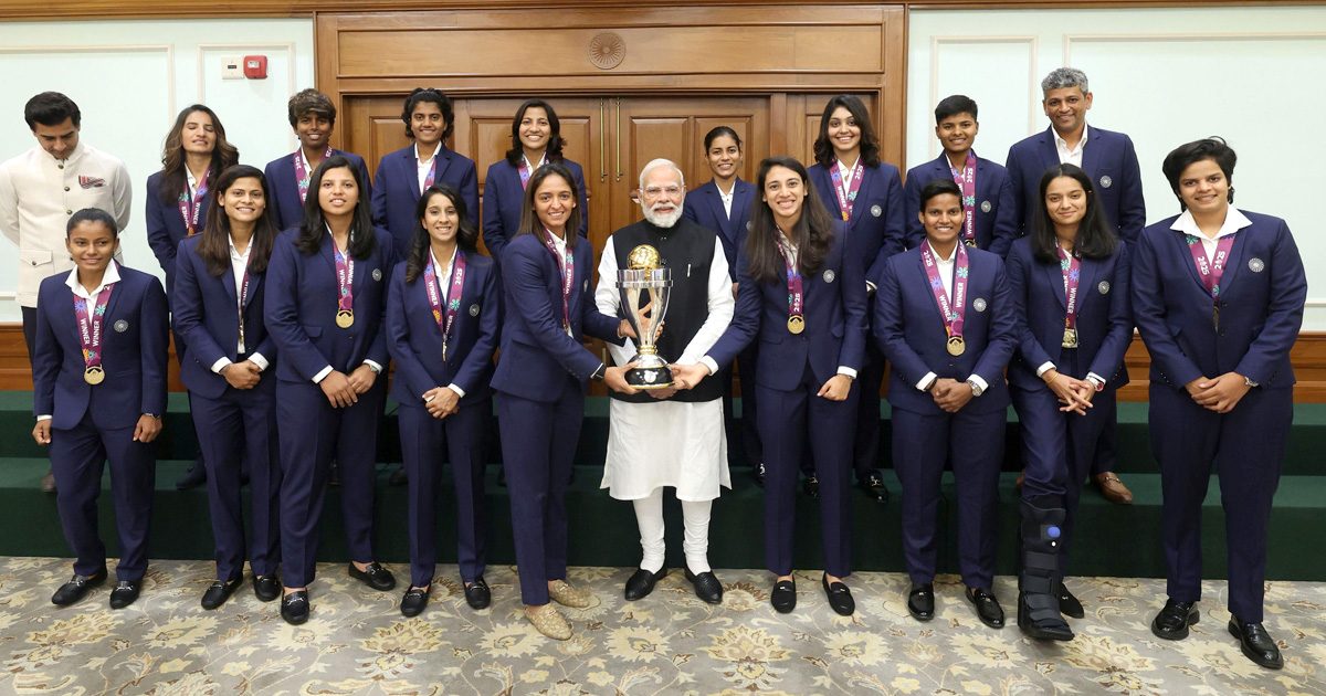 ICC મહિલા વનડે વર્લ્ડ કપ ચેમ્પિયન ટીમ ઈન્ડિયાને મળ્યા પીએમ મોદી, ટ્રોફી સાથે તસવીર આવી સામે