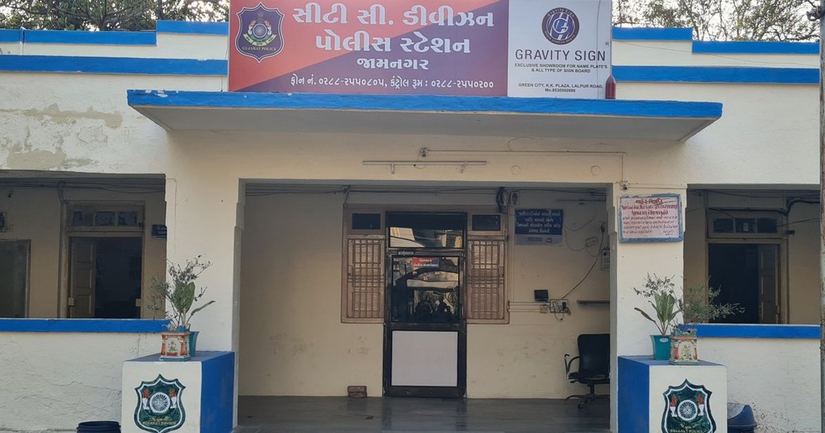 જામનગરમાં સોની વેપારી સાથે 18 લાખની છેતરપિંડી: પિતા-પુત્રી બની ફાઇનાન્સ કંપનીમાંથી સોનું છોડાવવાના બહાને રકમ પડાવી