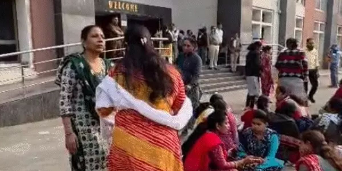 અમદાવાદ: ખોખરાની કે. કે. શાસ્ત્રી કોલેજમાં 200થી વધુ BLOના ધરણાં, મેપિંગ પ્રક્રિયા મામલે વિરોધ