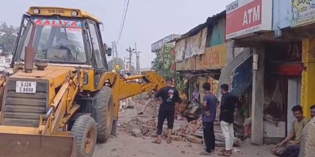 વિકાસના માર્ગમાં અવરોધ નહીં: પંચમહાલના વાઘજીપુરમાં 200 જેટલા ગેરકાયદે દબાણો હટાવ્યા