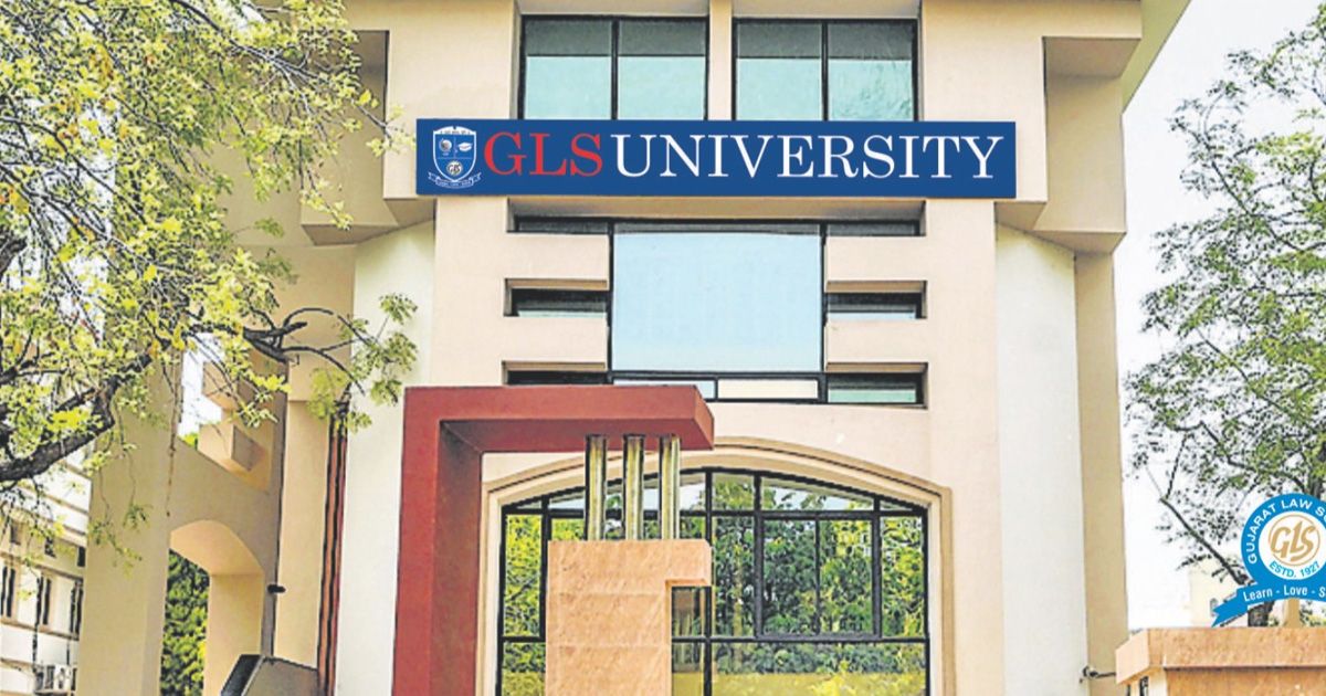અમદાવાદની GLS યુનિવર્સિટીમાં હોબાળો: ‘વેજ’ના બોર્ડ હેઠળ ‘નોનવેજ’ પીરસાતું હોવાનો આક્ષેપ, NSUIએ ઈંડા પકડતા કેન્ટીન પર મચાવી ધમાલ