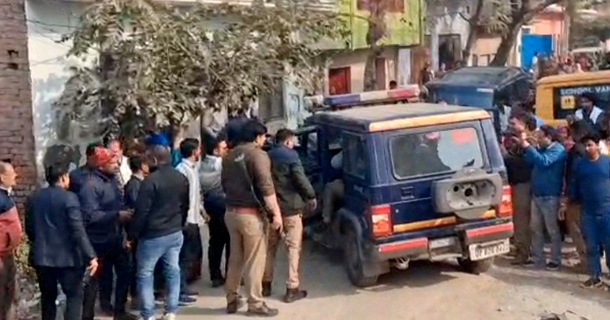 એટાહ સામૂહિક હત્યાકાંડ: કળિયુગી પુત્ર જ નીકળ્યો પરિવારનો કાળ, માતા-પિતા, પત્ની અને પુત્રીને ઈંટોથી કચડી પતાવી દીધા