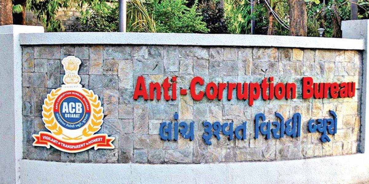 અમદાવાદ: સરસપુરના સિવિક સેન્ટરમાં નવું આધાર કાર્ડ કઢાવા 32 હજારની લાંચ માગી, ACBએ ત્રણને ઝડપી પાડ્યા