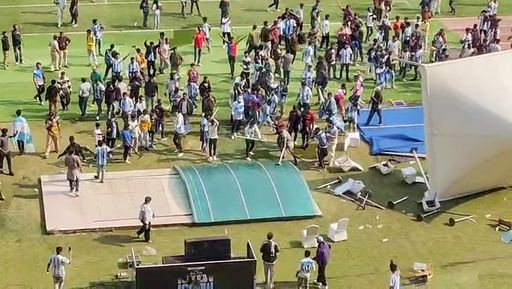 VIDEO: મેસ્સી સ્ટેડિયમમાંથી વહેલો નીકળી જતા નારાજ ફેન્સે તોડફોડ કરી અને બોટલો ફેંકી