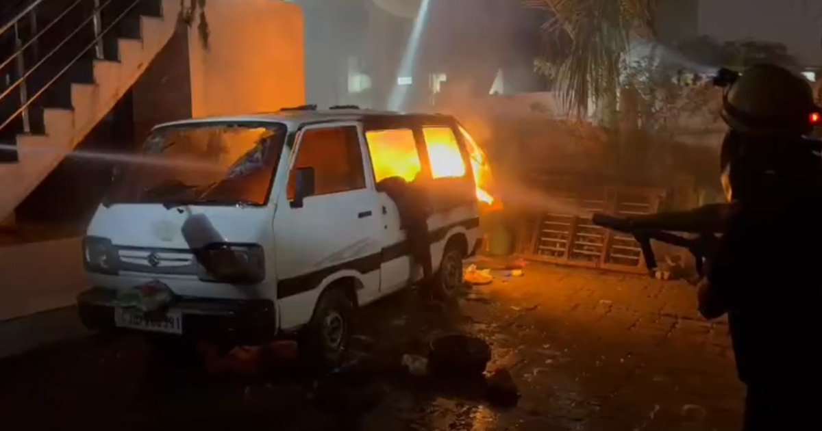 અમરેલી: જેસિંગપરામાં પાર્ક કરેલી વેનમાં સિલિન્ડર બ્લાસ્ટ થતા ભીષણ આગ, 3 લોકો ગંભીર રીતે દાઝ્યા