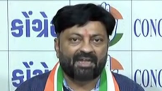 અમદાવાદમાં 'સ્ટિકર કૌભાંડ'નો કોંગ્રેસનો આક્ષેપ: શટલ રિક્ષામાં હપતા માટે માસિક ₹1000ની ખંડણી, ₹180 કરોડના ભ્રષ્ટાચારનો દાવો!