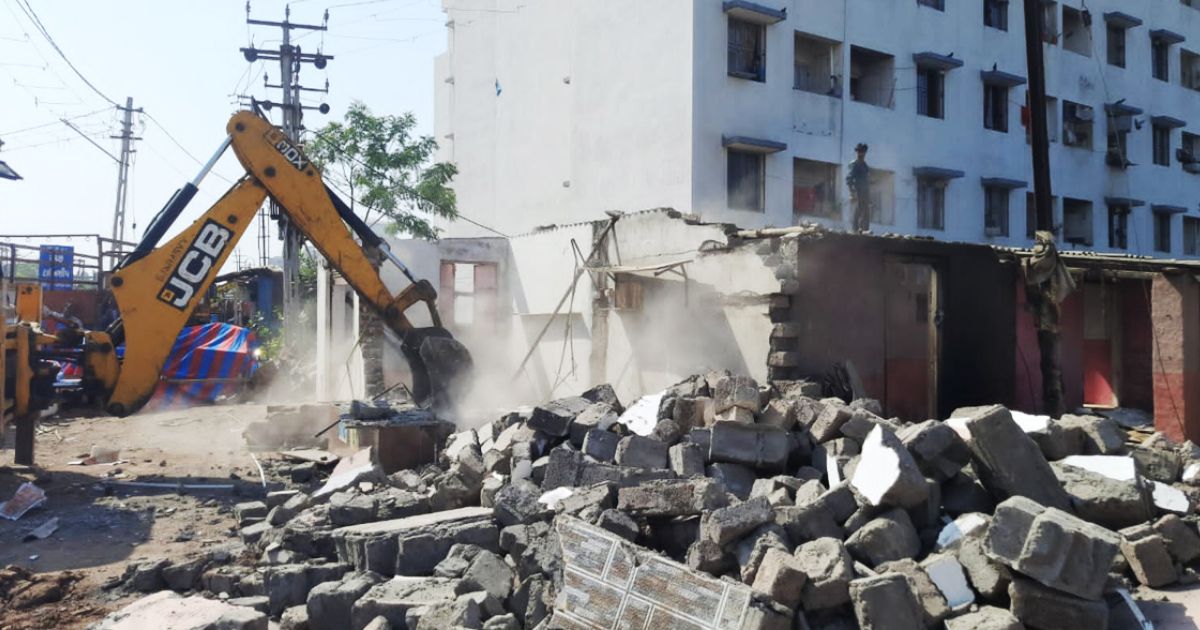 રાજકોટમાં રવિવારની શાંતિ બાદ સોમવારે 'મહા-ડિમોલિશન': 1492 ગેરકાયદે મકાનો પર ચાલશે JCB
