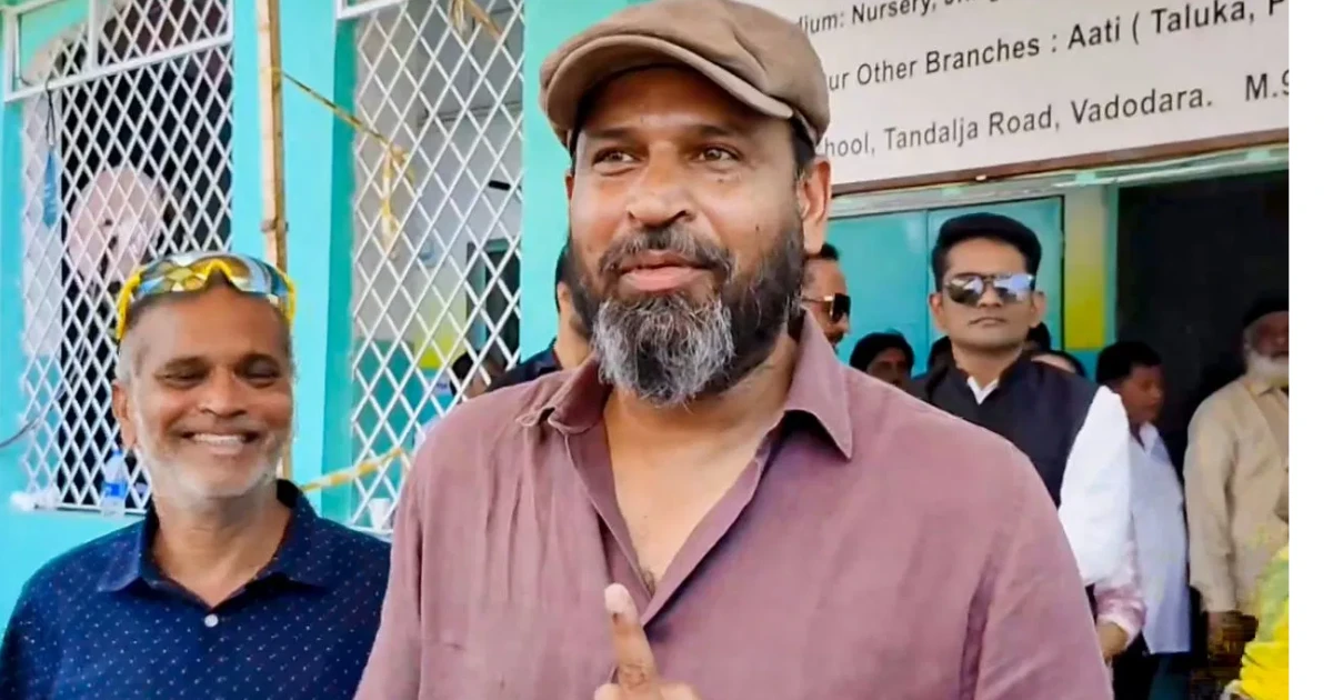 વડોદરામાં પૂર્વ ક્રિકેટર યુસુફ પઠાણે પરિવાર સાથે મતદાન કર્યું, લોકોને કરી જાગૃતિની અપીલ