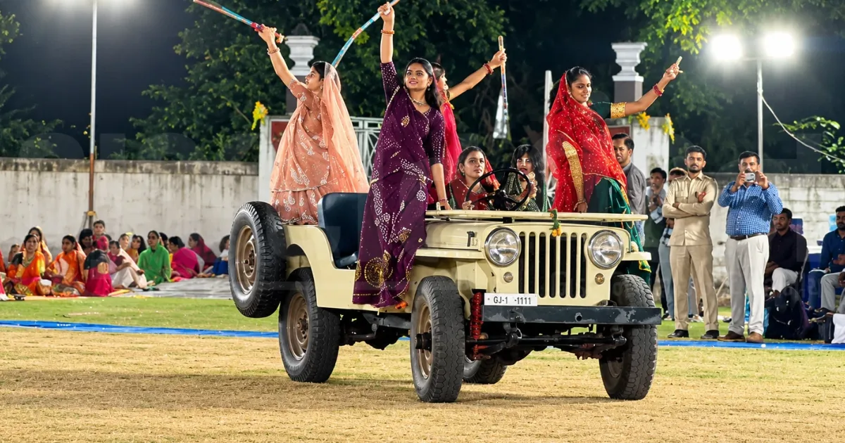 રાજકોટના રણજિત વિલાસ પેલેસ ખાતે 200 ક્ષત્રિયાણીઓનો શૌર્ય રાસ, ધારદાર તલવાર સાથે મચાવી રમઝટ