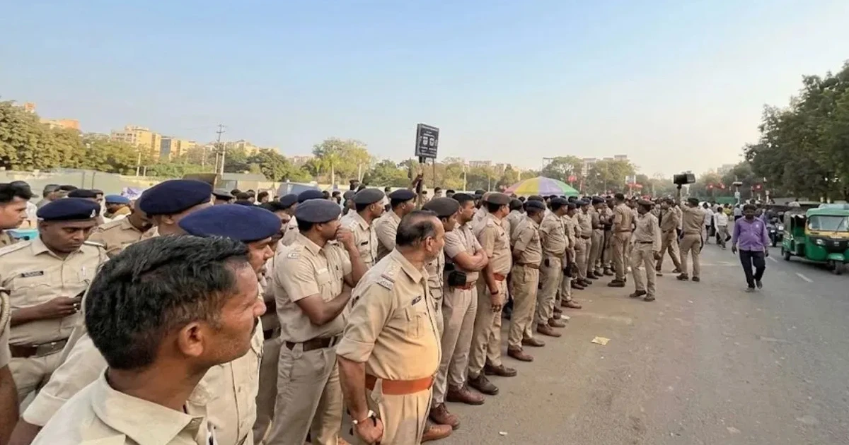 ગુજરાતમાં વન કર્મચારીઓ માસ CL પર ઉતર્યા, ગાંધીનગરમાં વિરોધ, ગીરના સિંહોની સુરક્ષા પર ચિંતા